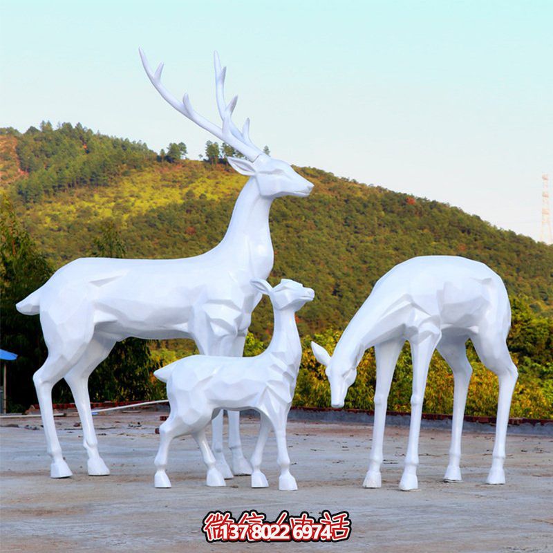 玻璃鋼梅花鹿雕塑，讓一家三口在公園戶(hù)外玩耍