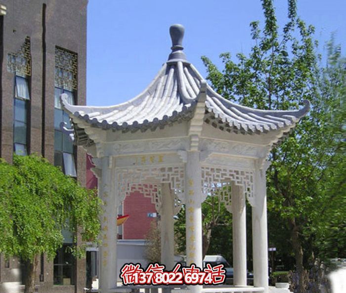 精美漢白玉鏤空涼亭，為校園休息區提供清涼休息空間