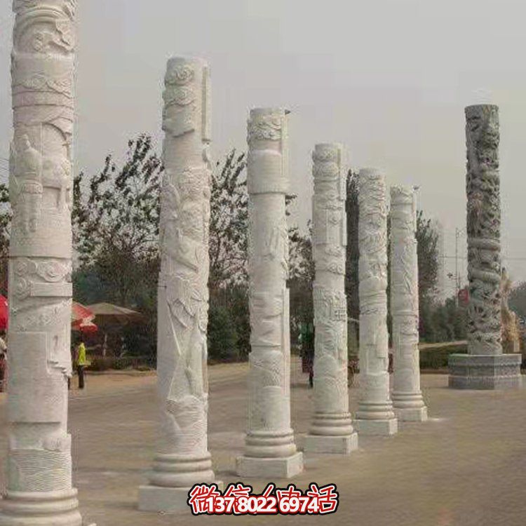 精致的大理石雕刻景觀(guān)裝飾，點(diǎn)綴廣場(chǎng)的文化主題
