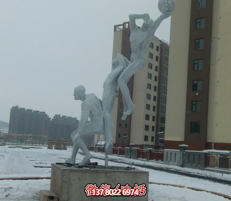 不銹鋼網(wǎng)格籃球場(chǎng)擺放雕塑，為小區廣場(chǎng)增添創(chuàng  )意色彩