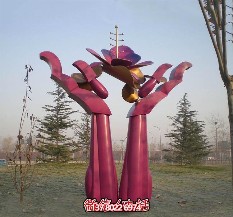 不銹鋼雕塑——用手捧花朵，點(diǎn)綴公園抽象美