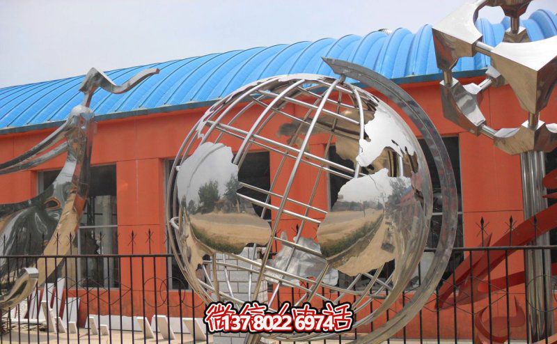 白鋼鏤空地球儀雕塑，為公園增添創(chuàng  )意裝飾