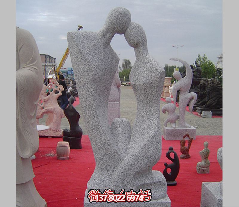 大理石雕塑，記錄街邊情侶的愛(ài)戀