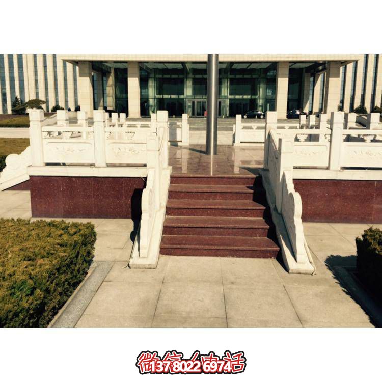 精美雕塑裝飾欄桿，增添學(xué)校廣場(chǎng)升旗臺象征意義