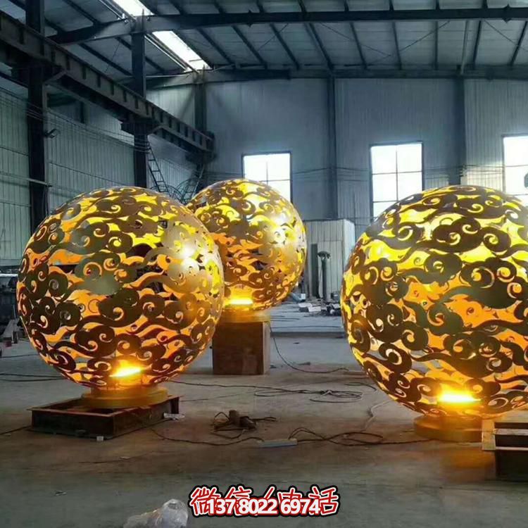 創(chuàng  )意不銹鋼鏤空景觀(guān)擺件，為廣場(chǎng)帶來(lái)濃濃的藝術(shù)氣息