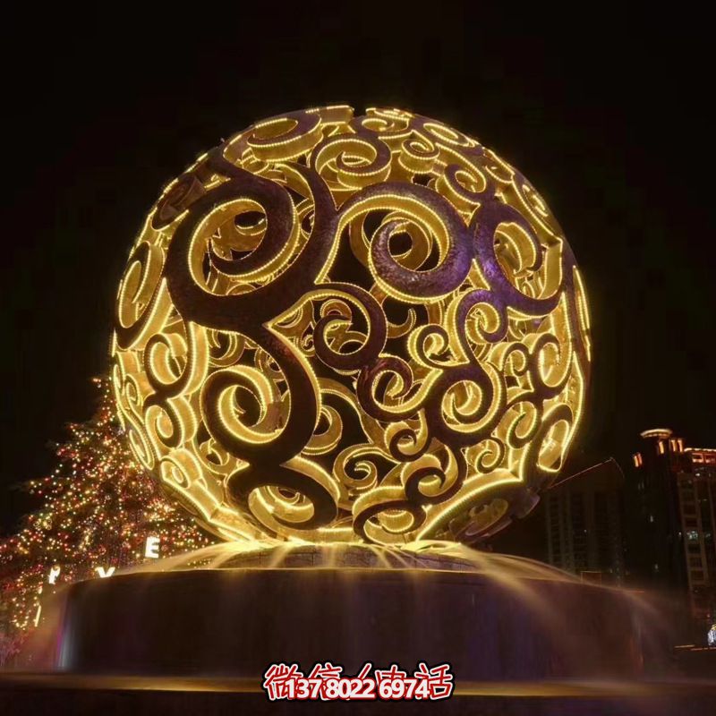 不銹鋼鏤空球雕塑，照亮夜晚的美麗噴泉