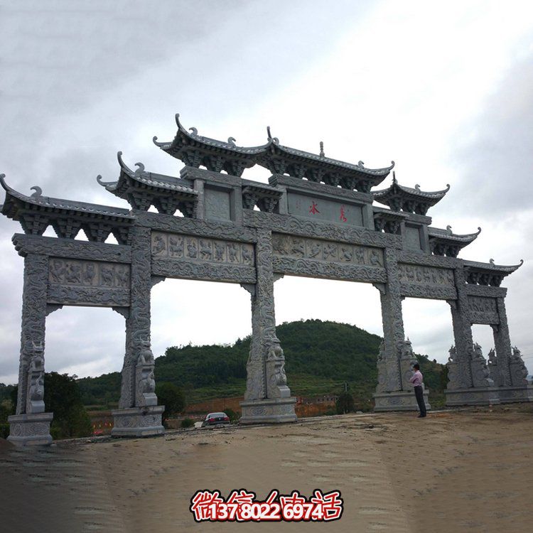 精美大型仿古青石雕刻門(mén)樓牌坊，為景區入口增添精彩