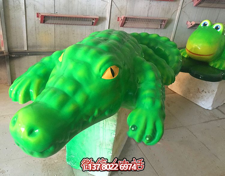 玻璃鋼鱷魚(yú)雕塑，為游樂(lè )場(chǎng)裝飾添彩