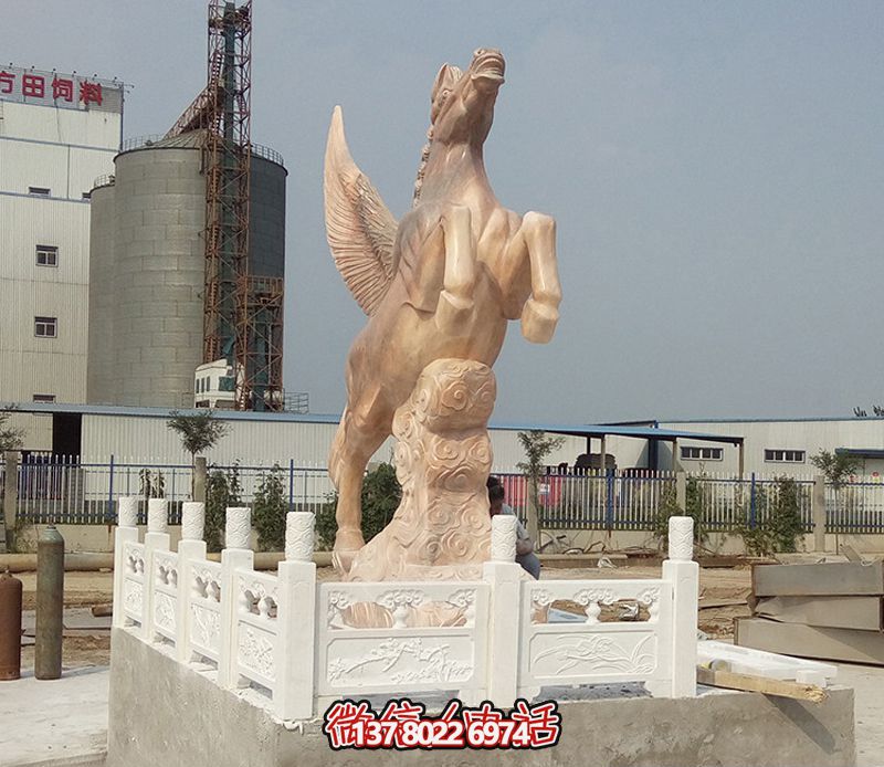 飛馬石雕創(chuàng  )意雕塑，點(diǎn)綴廣場(chǎng)上的黃蠟石