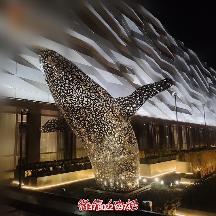 大型酒店不銹鋼鏤空鯨魚(yú)燈光亮化水景觀(guān)雕塑