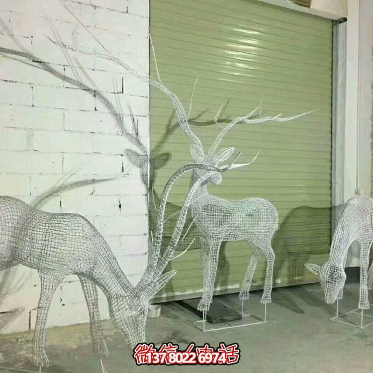 不銹鋼鏤空網(wǎng)格鹿燈光亮化擺件，為公園草坪上裝飾增添精彩