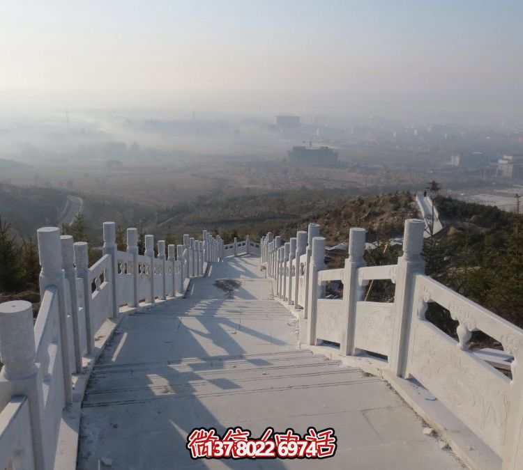 精致石雕護欄，漢白玉青石欄板點(diǎn)綴天然風(fēng)情