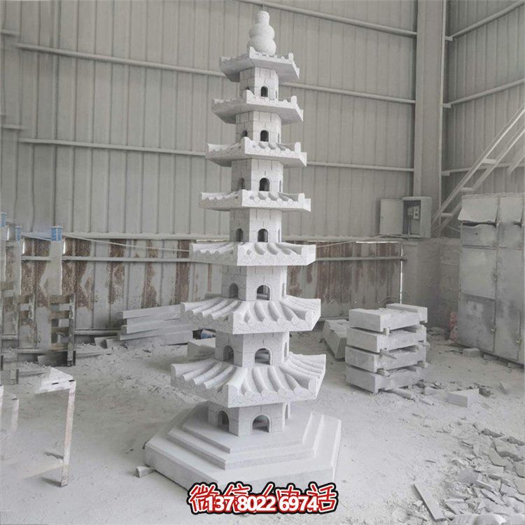 天然青石多層石佛塔，雕刻精美，為寺廟擺放
