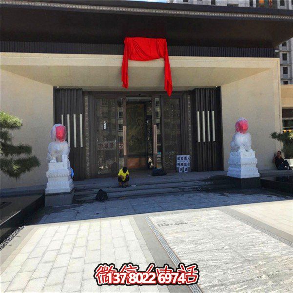 精美大型漢白玉石獅子雕刻門(mén)墩，為別墅門(mén)口增添雅致氣息