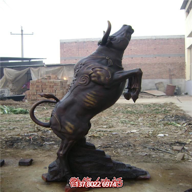 牛年奮進(jìn)雕塑，玻璃鋼仿銅戶(hù)外景區農耕積極雕塑