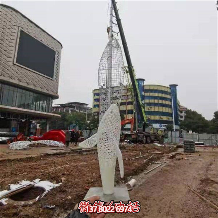 不銹鋼創(chuàng  )意鏤空鯨魚(yú)雕塑，點(diǎn)綴園林景觀(guān)