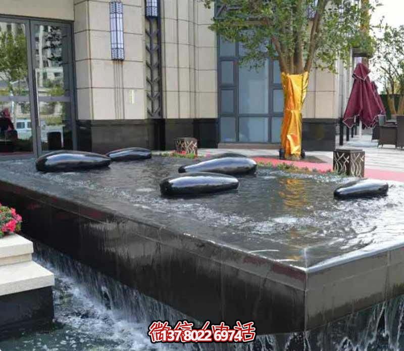 創(chuàng  )意水中鵝卵石雕塑，為酒店池塘帶來(lái)抽象美感