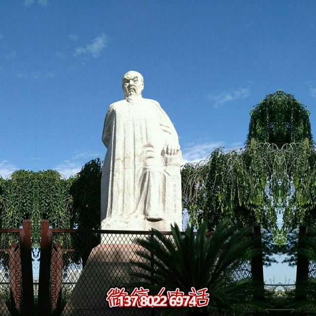 林則徐石雕塑，點(diǎn)綴校園廣場(chǎng)