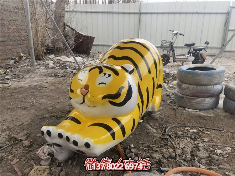 玻璃鋼彩繪抽象老虎雕塑，為幼兒園裝飾而生