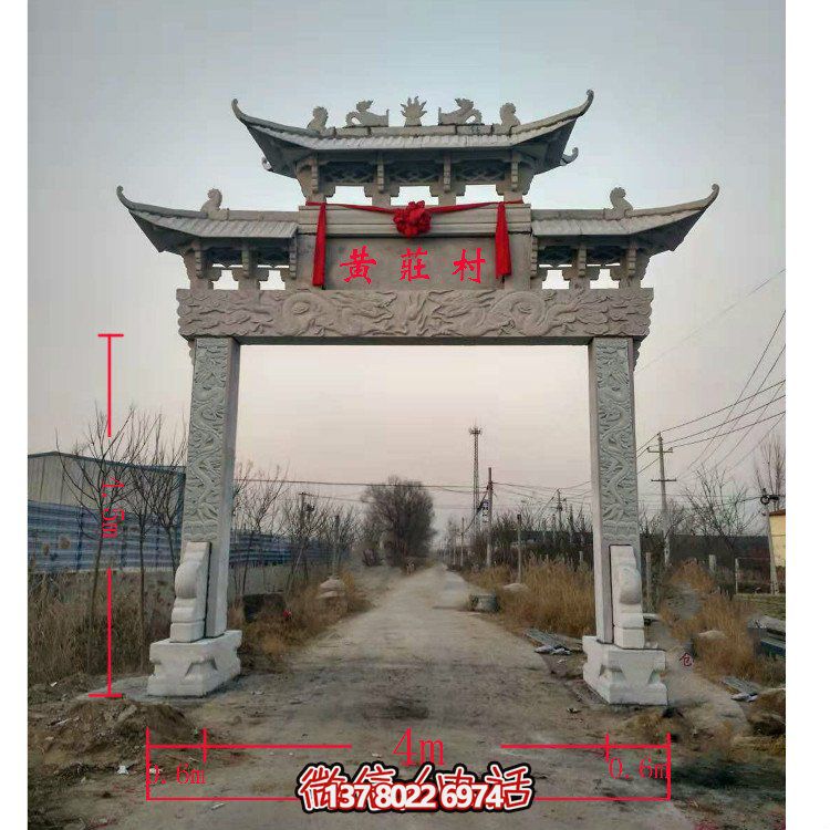 精美青石單門(mén)牌坊，點(diǎn)綴村莊門(mén)口