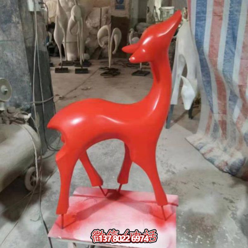 玻璃鋼制紅色梅花鹿雕塑，裝點(diǎn)別墅小區精致美觀(guān)