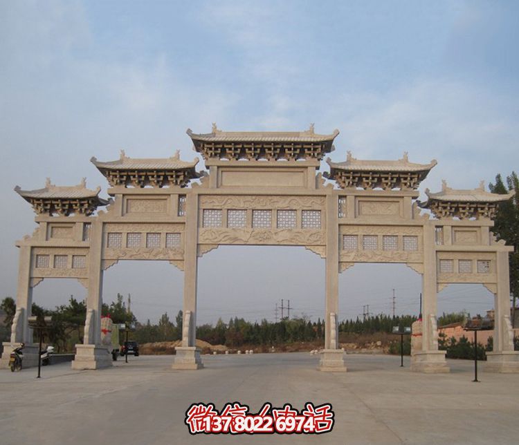 精美大型鏤空牌樓石雕，為公園廣場(chǎng)增添美麗色彩