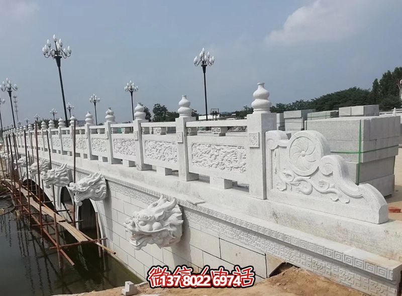 精美漢白玉石拱橋，融龍紋雕刻欄桿