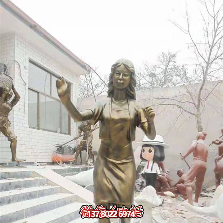 仿銅雕塑玻璃鋼抽象人物，為公園戶(hù)外裝飾