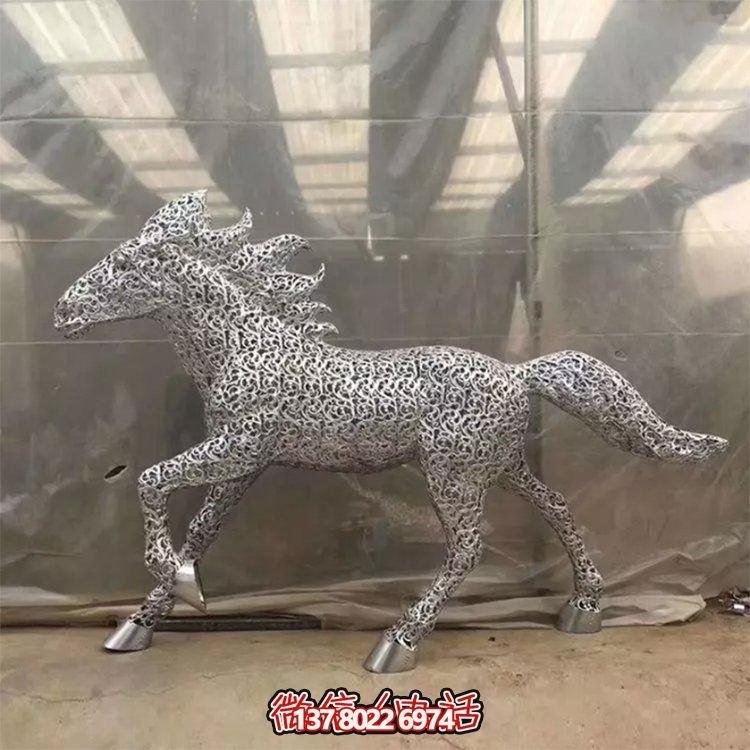 不銹鋼創(chuàng  )意馬鏤空雕塑，為戶(hù)外廣場(chǎng)草地擺放