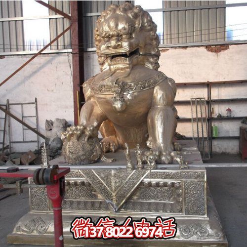仿古銅噴金獅子雕塑，玻璃鋼大型戶(hù)外裝飾