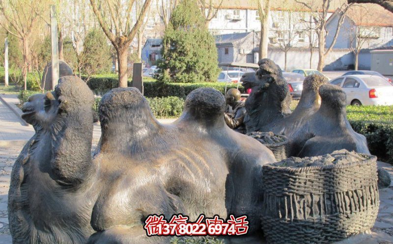 玻璃鋼駱駝雕塑，欣賞公園里歪頭看玻璃創(chuàng  )意