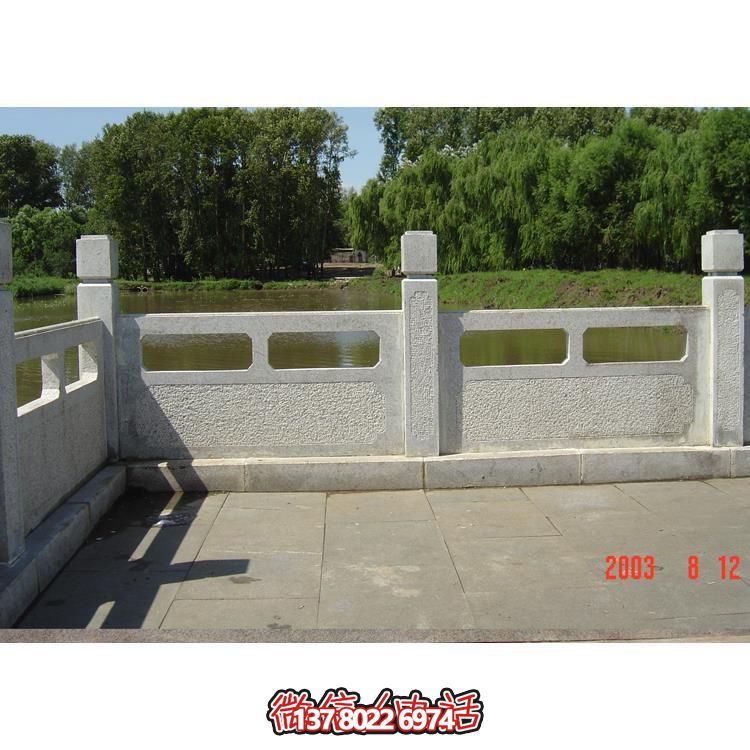 精美青石圍欄完美環(huán)繞公園景區