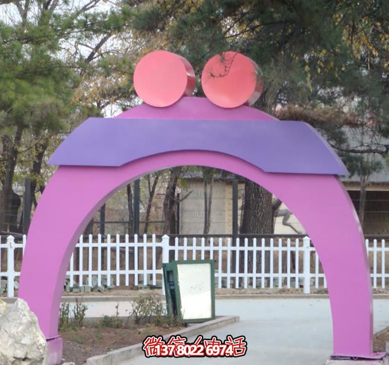 創(chuàng  )意玻璃鋼愛(ài)心雕塑，裝點(diǎn)城市公園