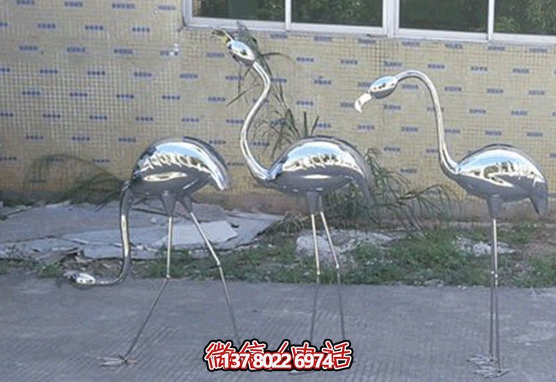 不銹鋼火烈鳥(niǎo)雕塑，完美擺放于室內外庭院