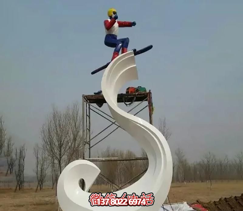 彩繪不銹鋼雕塑，把滑雪運動(dòng)主題人物雕刻到廣場(chǎng)上