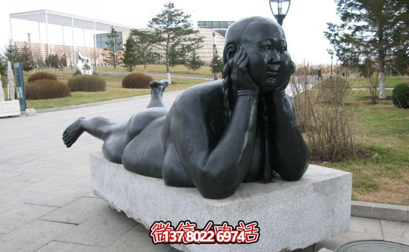 公園美景銅雕雕塑與胖女孩的趴趴著(zhù) 公園美景銅雕雕塑與胖女孩的趴趴著(zhù)