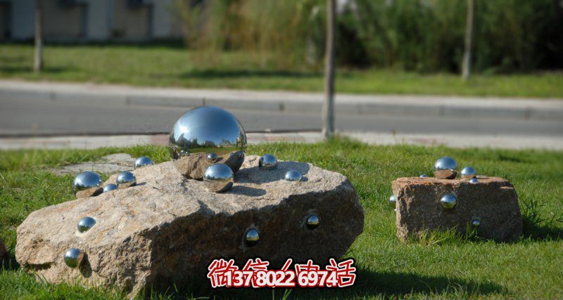 雕塑般的不銹鋼球體，帶給您不一樣的公園創(chuàng  )意