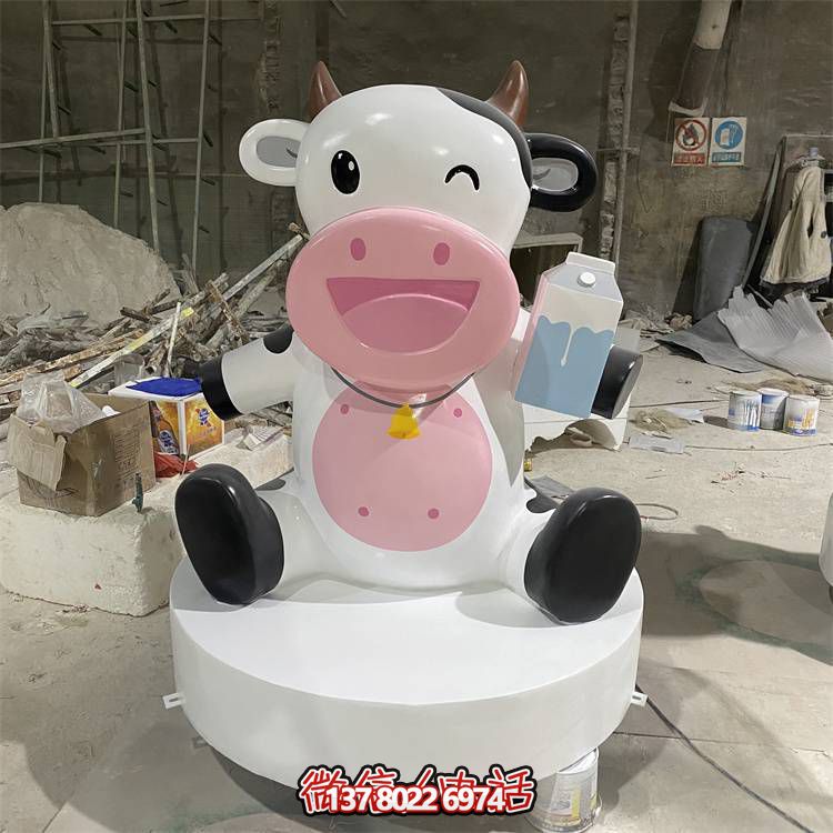 玻璃鋼雕塑，營(yíng)造優(yōu)雅卡通奶牛公仔氣氛