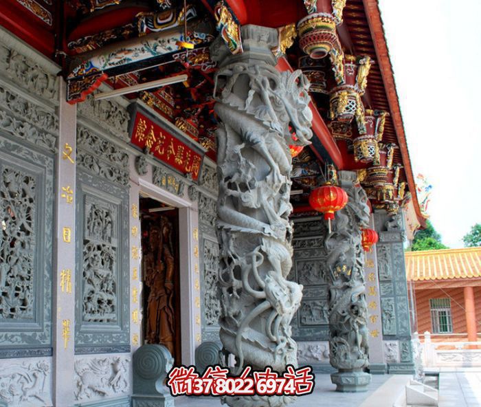 龍柱浮雕，裝飾寺廟門(mén)前景觀(guān)