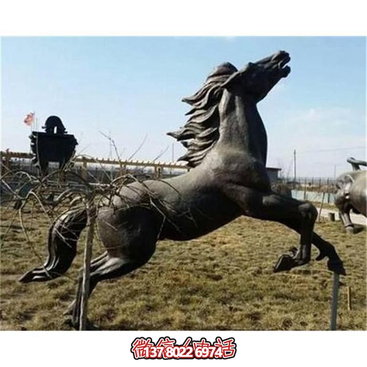 大型銅雕塑，為園林廣場(chǎng)擺放奔跑馬