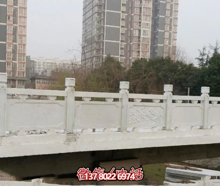 漢白玉鑲嵌欄桿，雕塑點(diǎn)綴美麗小區公園