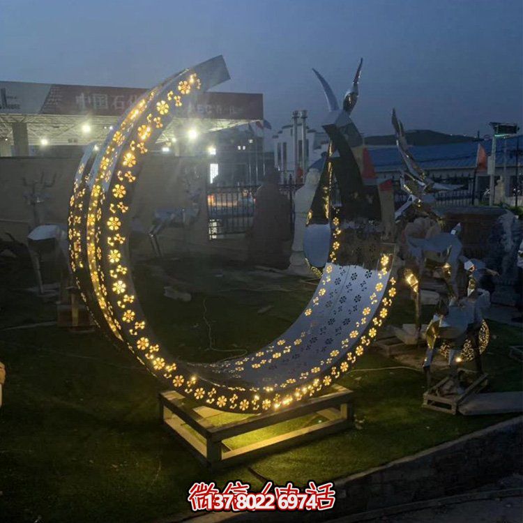 酒店戶(hù)外會(huì )所不銹鋼鏤空創(chuàng  )意月牙雕塑