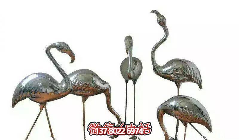 游樂(lè )場(chǎng)擺放一群不銹鋼火烈鳥(niǎo)雕塑
