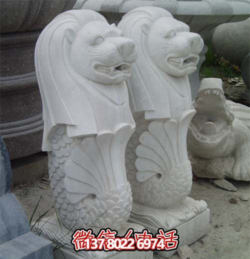 水池邊擺放的青石石雕創(chuàng  )意魚(yú)尾獅雕塑