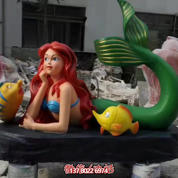 海洋兒童樂(lè )園擺放玻璃鋼卡通彩繪小美人魚(yú)雕塑