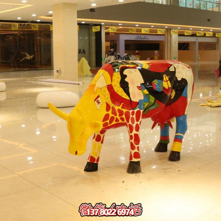 商場(chǎng)室內擺放玻璃鋼彩繪牛動(dòng)物雕塑