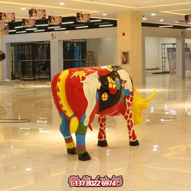 商場(chǎng)室內擺放大型玻璃鋼彩繪牛動(dòng)物小品雕塑