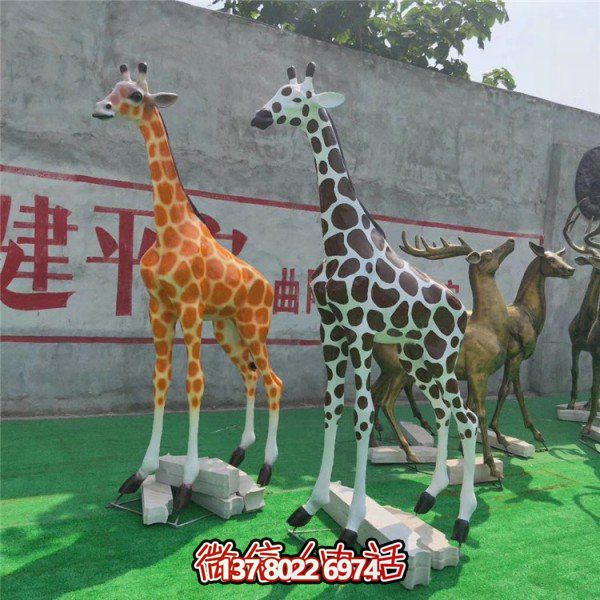 景區戶(hù)外大型玻璃鋼彩繪仿真長(cháng)頸鹿動(dòng)物擺件