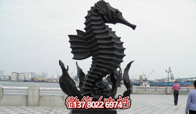 廣場(chǎng)上擺放的黑色的玻璃鋼創(chuàng )意海馬雕塑 廣場(chǎng)上擺放的黑色的玻璃鋼創(chuàng )意海馬雕塑