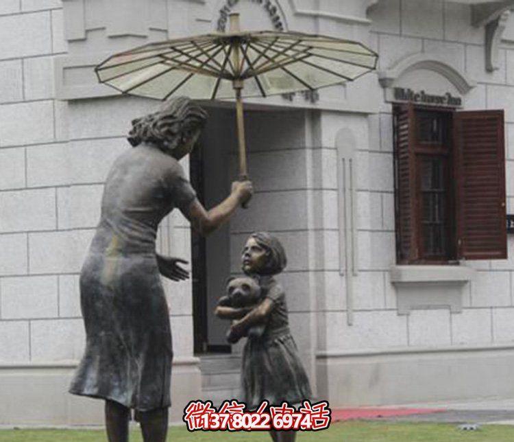 景區創(chuàng  )意不銹鋼仿銅打傘的母子雕塑